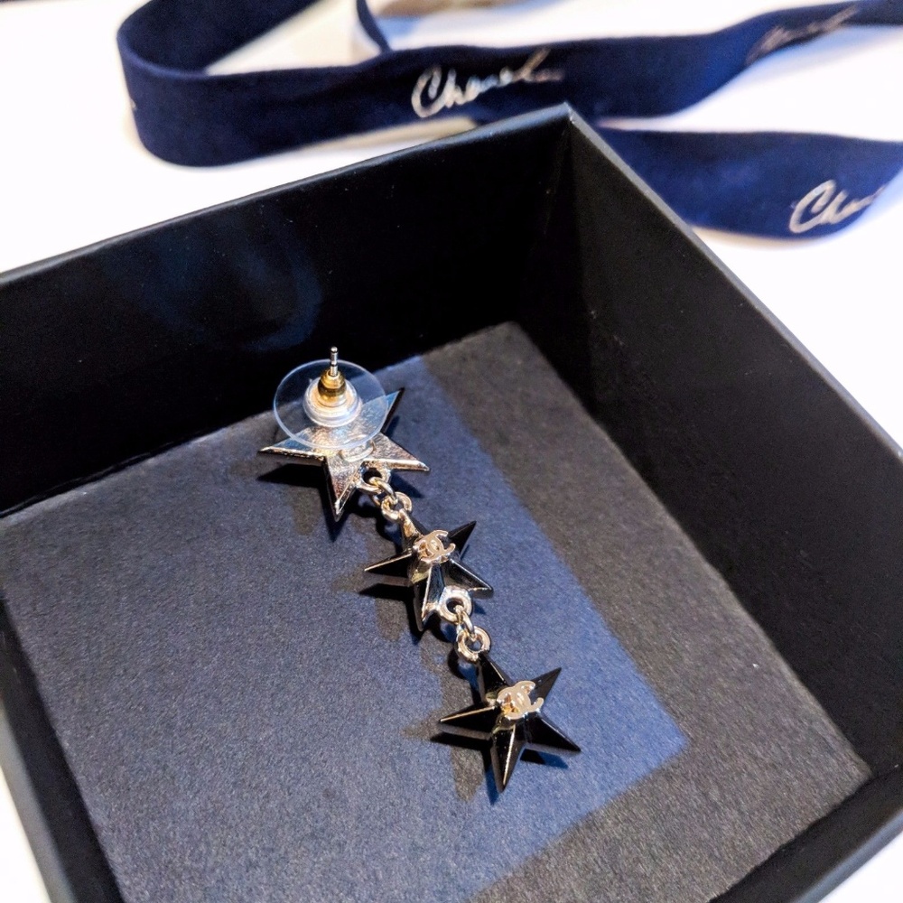 ❎SOLD❎cHANEL GOLD STAR CHAIN CC EARRINGS BN - Picture 5 of 5